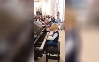 5 Year Old Blows The World's Mind As He Plays Mozart On Piano