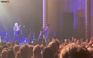 Black Crows Guitarist Smash Fan Who Ran Up On Stage With His Guitar