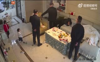 CCP Lockdown Authorities Smack the Life out of a Father in Front of His Kids for a Anti-Lockdown Post