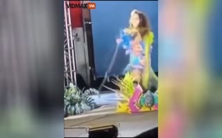 Beauty Pageant Contestant Gets Electrocuted When She Touches Microphone