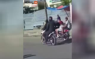 Malaysian Police Thwart a Crime by Beating the Criminals Fleeing with a Helmet