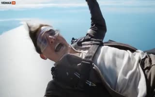 Tom Cruise Thanks Everyone For Make Top Gun Maverick Number 1 While Jumping Out Of An Airplane