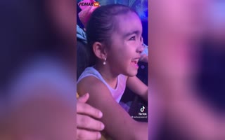 D'aww! Little Girl is the Epitome of the Phrase 'Time of my Life' at a Live Show of Disney's Frozen