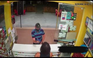 Total Dope Of A Robber Tries To Hold Up A Kiosk With A Glue Gun