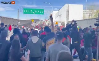Watch As Over 1000 Illegals Charge A Bridge To El Paso