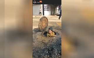 3rd World Sanitation Workers Are Just a Different Type, Dude Dives Into a Clogged Sewer! 