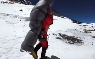 Sherpa Spots a Man Dying on Mt. Everest, Wraps Him In a Mattress and Hikes Down the Summit With Him Strapped on His Back