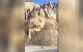 Entire Mountain Cliff Moves - Leaves the Crowd Fleeing As MASSIVE Rocks Break Free After Millions of Years