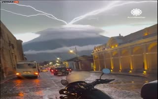INSANE Lightening Coming Up From Guatemalan Volcano Looks Straight Out Of An Apocalyptic Movie