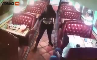 Nasty Couple Steals Waitress' Tip At Restaurant