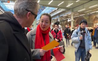 Public Piano Player In The UK Is Harassed By Chinese Tourist For Filming With Them In The Background, Then London Cop Turns Into CCP Security