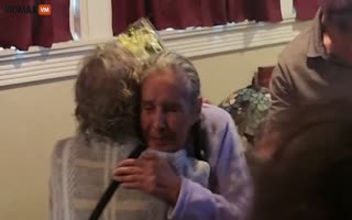 Amazing Video Shows 90 Year Old Twins Reuniting After 81 Years Apart