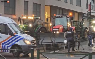 Farmer Go To War With Police Protecting The Elites In Brussels