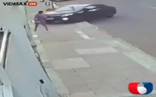 Phone Thief Brought A Bike To A Car Fight